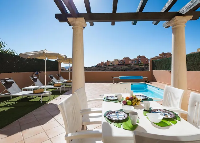 Home2book Private Pool & Terrace, Aloha Sun 别墅 *